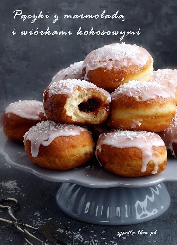 Pączki z marmoladą i lukrem