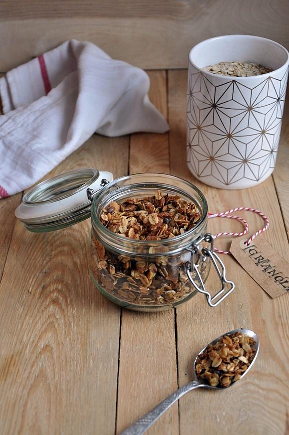Domowa granola z orzechami i cynamonem