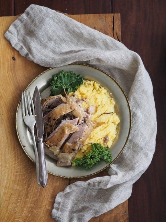 Kacze piersi confit z polentą i jarmużem dla Niej i dla Niego