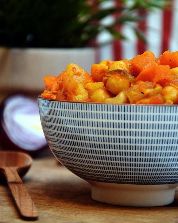 Curry z ananasem i cieciorką