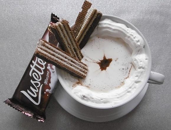 Dobra kawa z bitą śmietaną i wafelkami