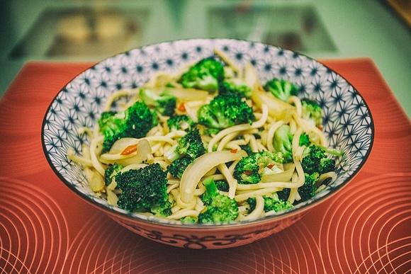 Noodles z brokułami i czosnkiem w stylu wietnamskim