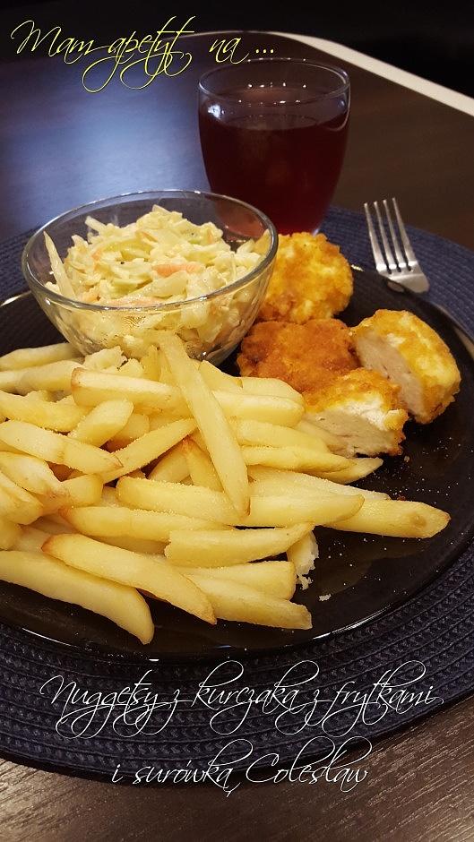 Nuggetsy z kurczaka z frytkami i surówką coleslaw