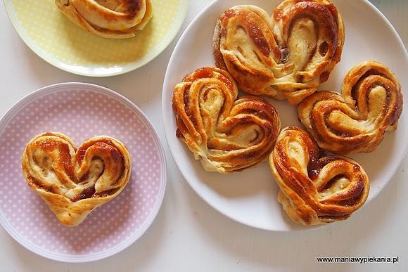 Drożdżówki z dżemem w kształcie serc