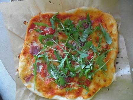 Chrupiąca pizza na cienkim cieście z szynką parmeńską i rukolą