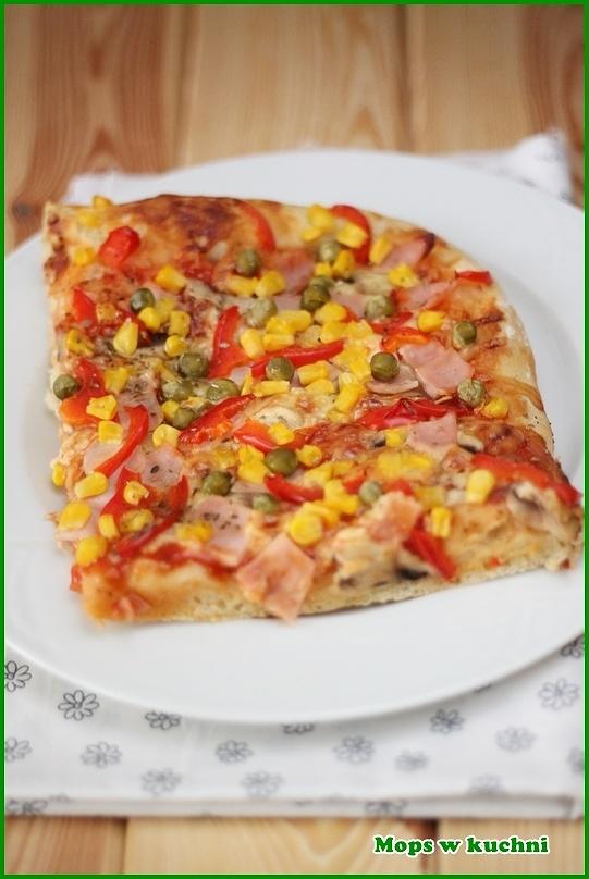 Domowa pizza na grubym cieście