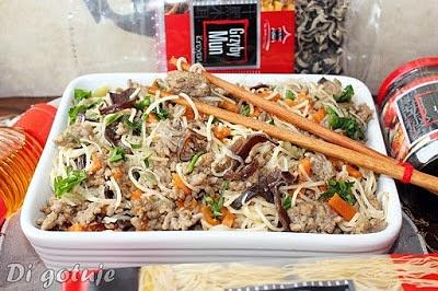 Makaron mie z mięsem mielonym i grzybami mun