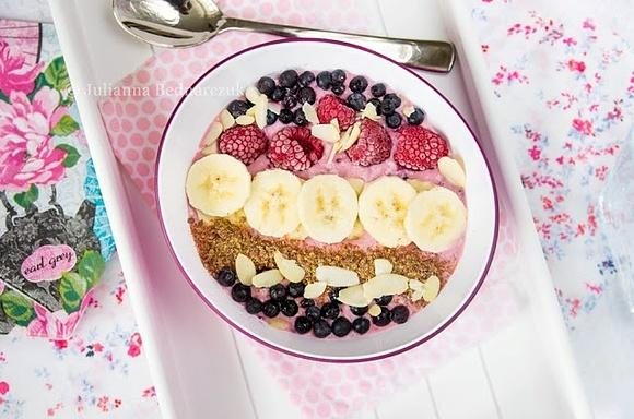 Smoothie bowl z truskawkami i bananem