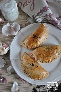 Pierogi pieczone z farszem z kurczaka, pomidorów i sera