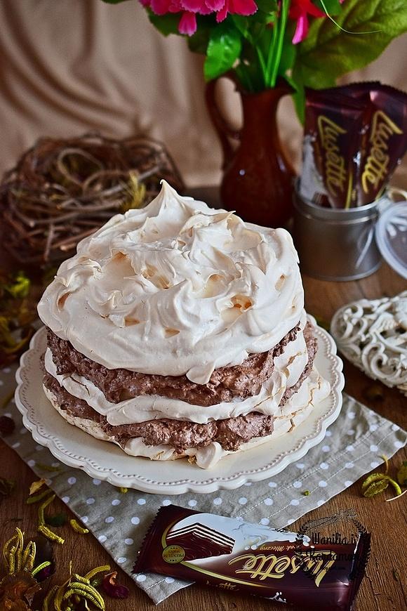 Tort bezowy Lusette z kremem czekoladowym i owocami sezonowymi