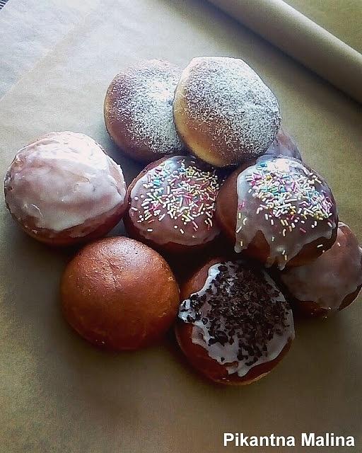 Pączki drożdżowe z dżemem czarna porzeczka