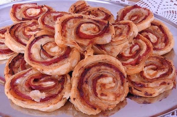Ślimaczki z ciasta francuskiego z salami i serem