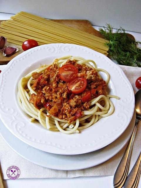 Sos bolognese z papryką i winem