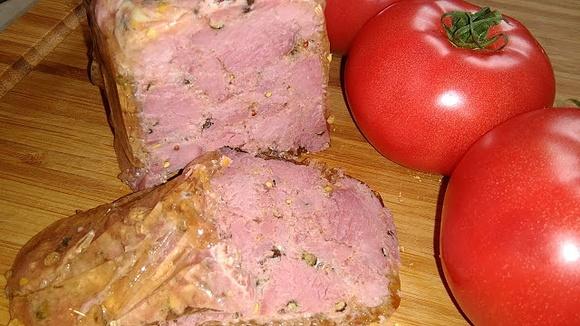 Szynka z indyka z zielonym pieprzem w szynkowarze