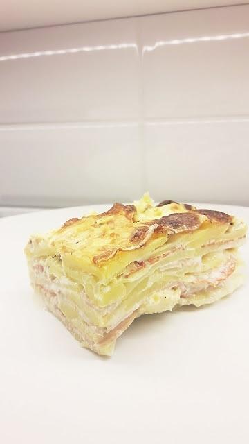 Zapiekanka ziemniaczana z wędliną i śmietaną