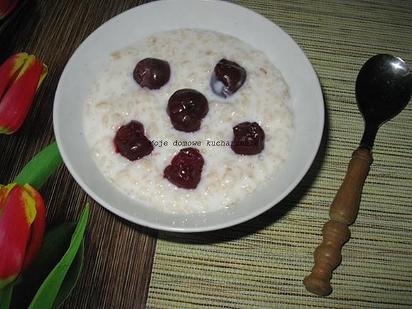 Owsianka z mlekiem i owocami