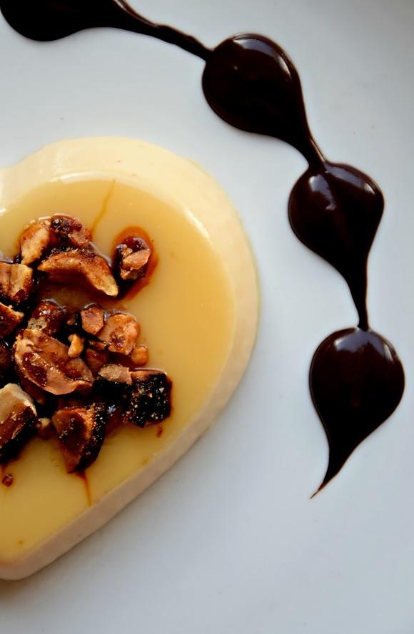 Karmelowa panna cotta z prażonymi orzeszkami