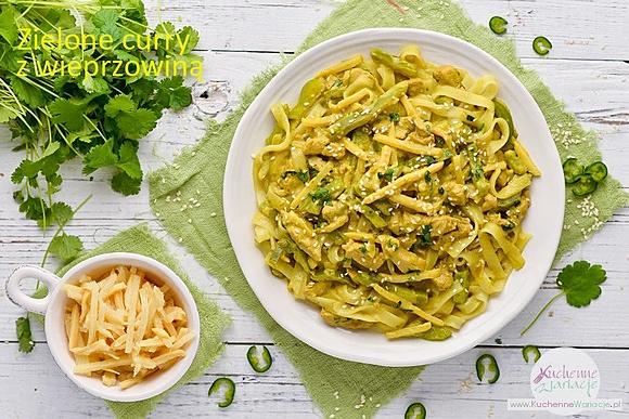 Zielone curry z wieprzowiną, papryką i pędami bambusa