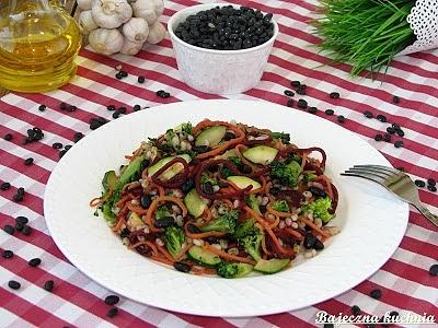 Warzywne spaghetti z pęczakiem