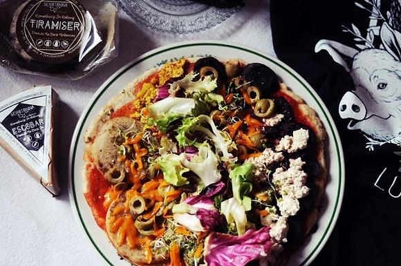 Pizza z patelni bezglutenowa z burakiem, selerem i oliwkami