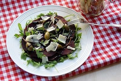 Sałatka z buraków z kaparami i parmezanem