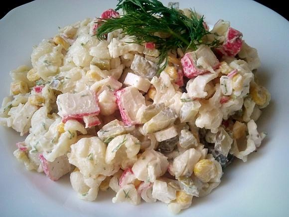 Sałatka z makaronem i paluszkami krabowymi