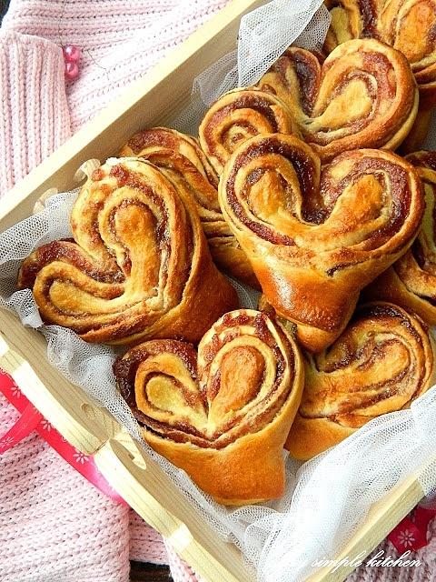 Drożdżowe serca z konfiturą truskawkową