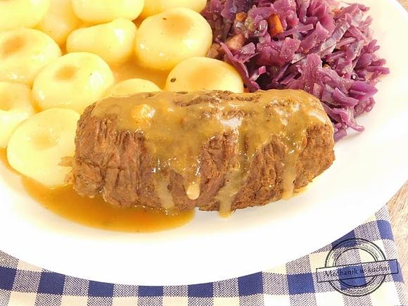 Rolada śląska z modrą kapustą i kluskami