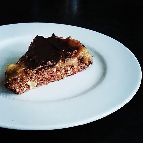 Zdrowa tarta czekoladowa snickers z karmelem bananowym