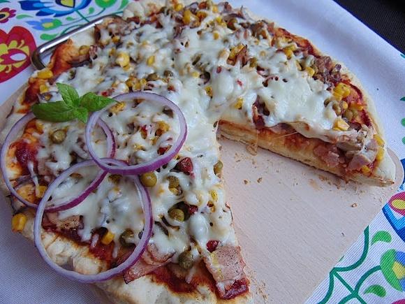 Domowa pizza z wędliną i kukurydzą