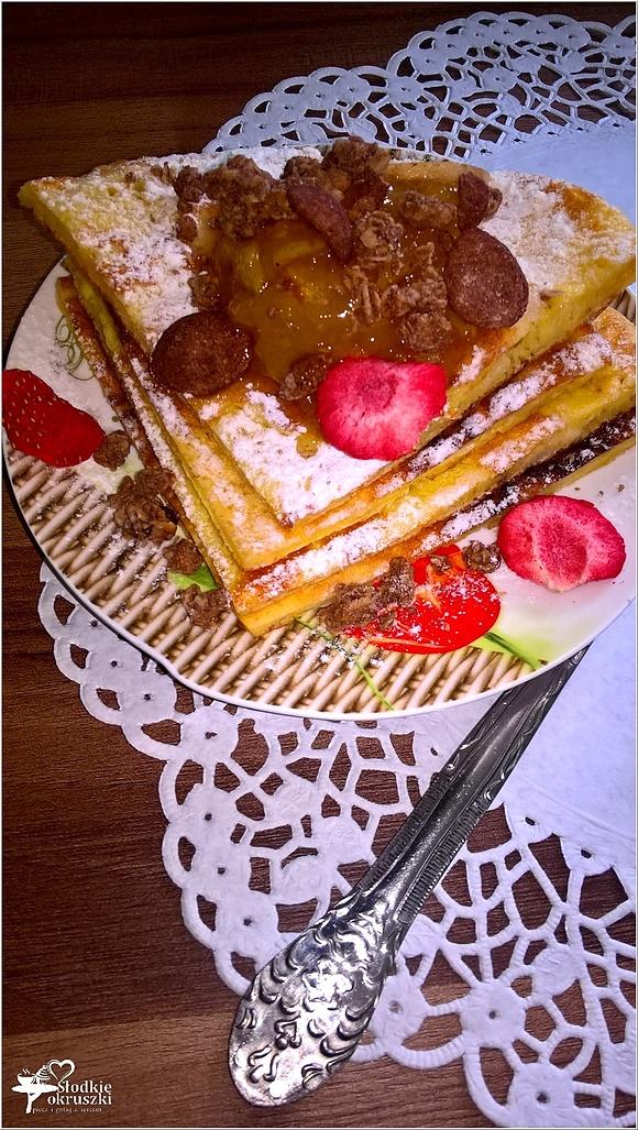 Budyniowy omlet z dodatkami na śniadanie