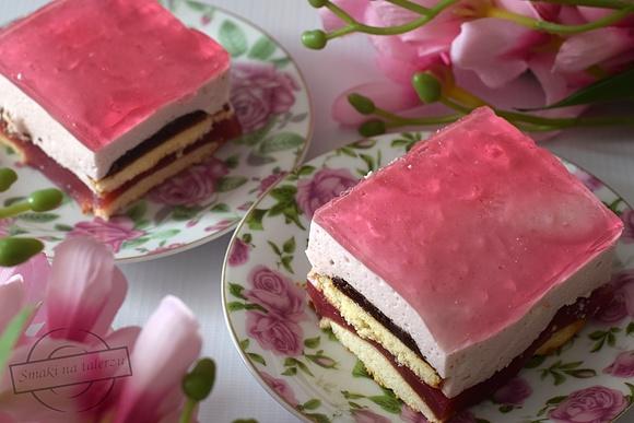 Ciasto Fiona bez pieczenia z malinowym budyniem i pianką