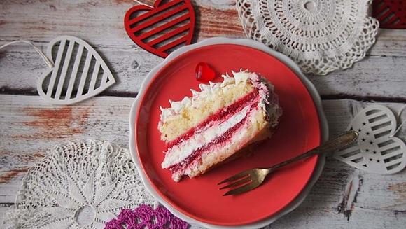 Malinowy tort z biszkoptem i bezą