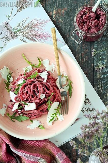 Makaron bavette z pesto buraczkowym, owczym serem i rukolą