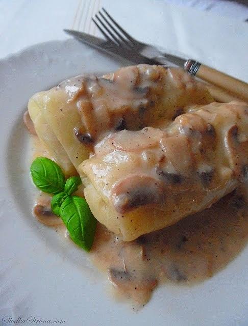Gołąbki z sosem pieczarkowym