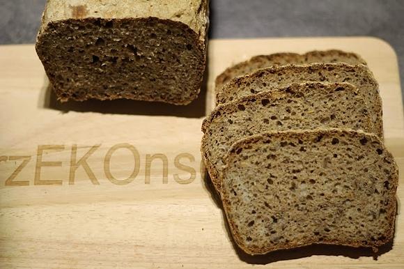 Chleb żytni na zakwasie z siemieniem lnianym
