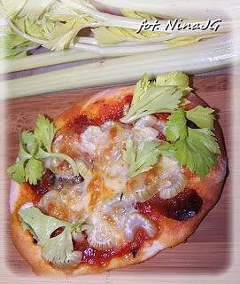 Pizza z różnymi dodatkami na cieście po 24 godzinach leżakowania