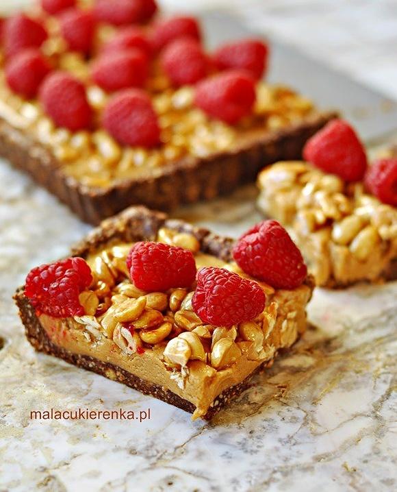 Wegańska tarta z masłem orzechowym i orzechami arachidowymi bez cukru i glutenu