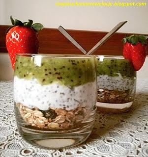 Chia pudding z musem kiwi i musli