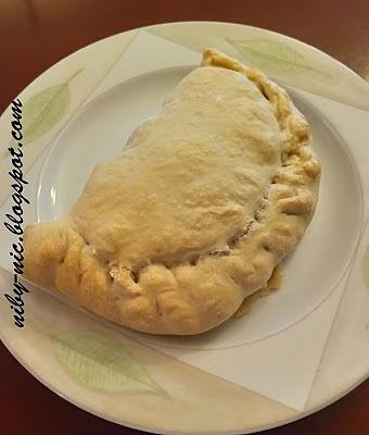 Calzone z mozzarellą, pomidorami i jajkiem