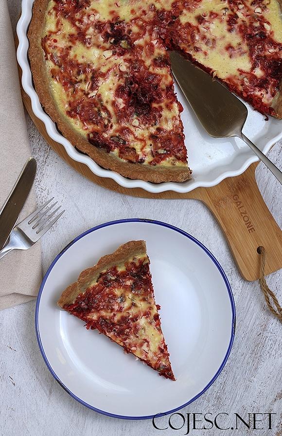 Pełnoziarnista tarta z burakami i fetą