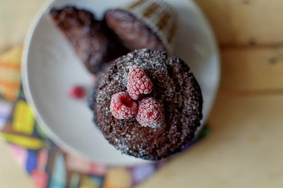 Muffiny brownie z malinami
