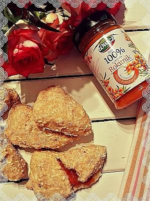 Orkiszowo-jogurtowe scones z rokitnikiem