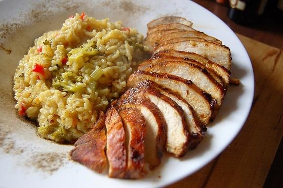 Risotto brokułowe z mahoniowym kurczakiem