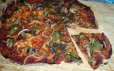 Dietetyczna pizza na spodzie z mąki orkiszowej
