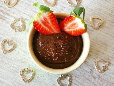 Czekoladowy pudding z owocami