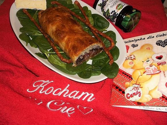 Francuski zawijaniec z serem pleśniowym kabanosem i dżemem