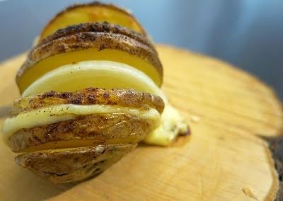 Ziemniaki hasselback z cebulą i serem