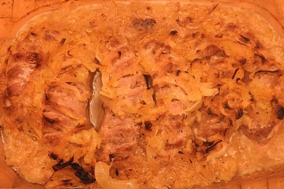 Biała kiełbasa pieczona w piwie z cebulą
