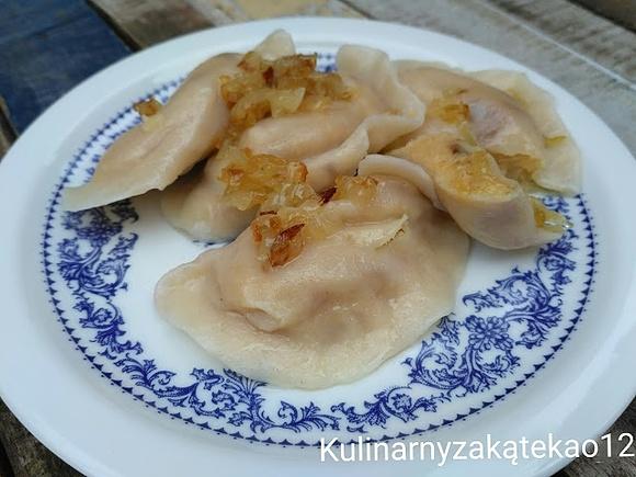 Pierogi z czerwoną soczewicą i cebulą